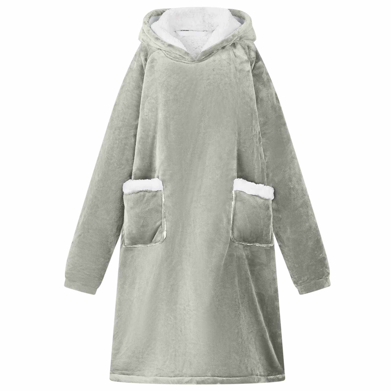 Hellgrauer Kapuzenpullover-Mantel mit langen Ärmeln und zwei vorderen Taschen mit weißer Fleece-Einfassung.