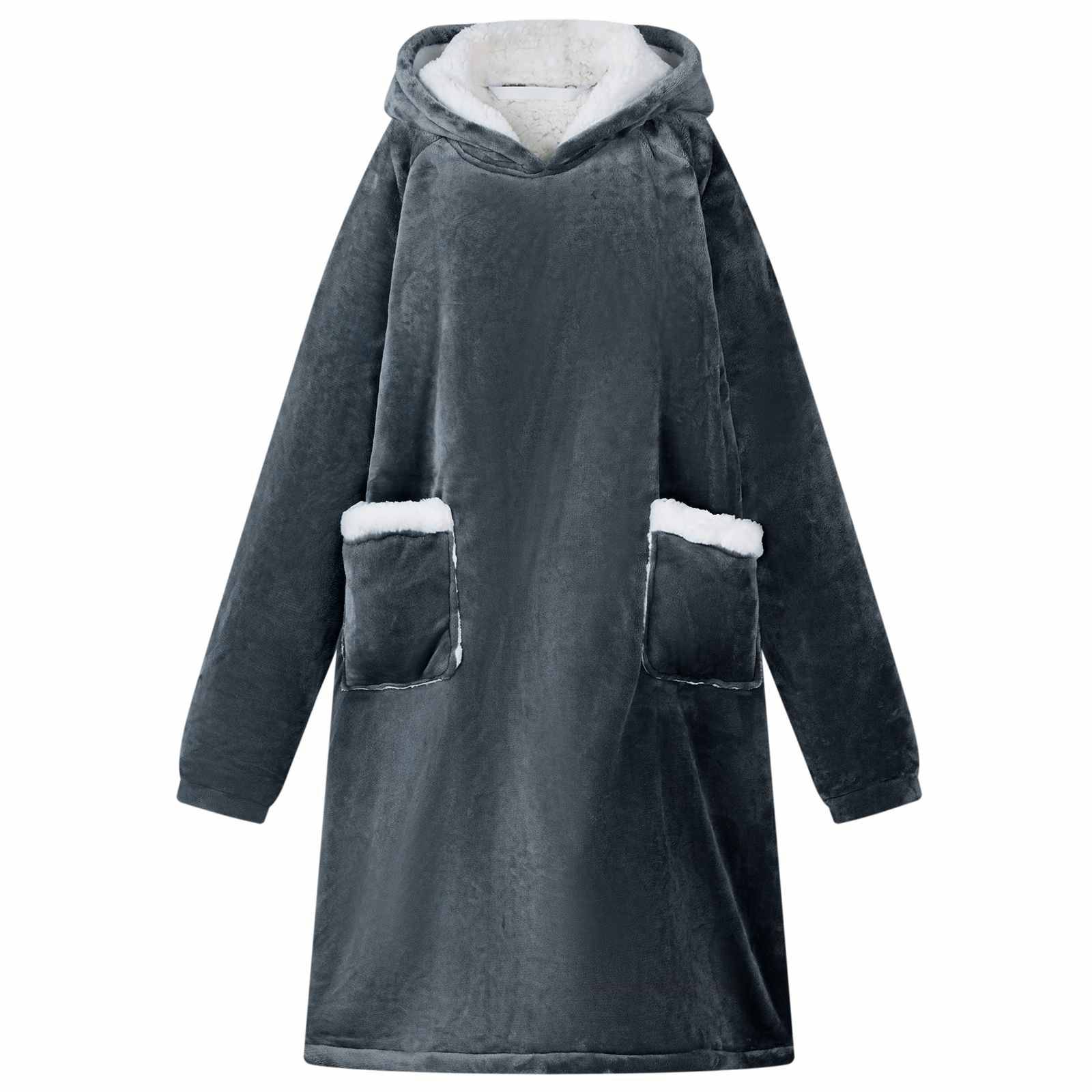 Dunkelgraues Fleece-Kapuzenkleid zum Überziehen mit weißer Kunstfellauskleidung und zwei vorderen Taschen auf weißem Hintergrund.