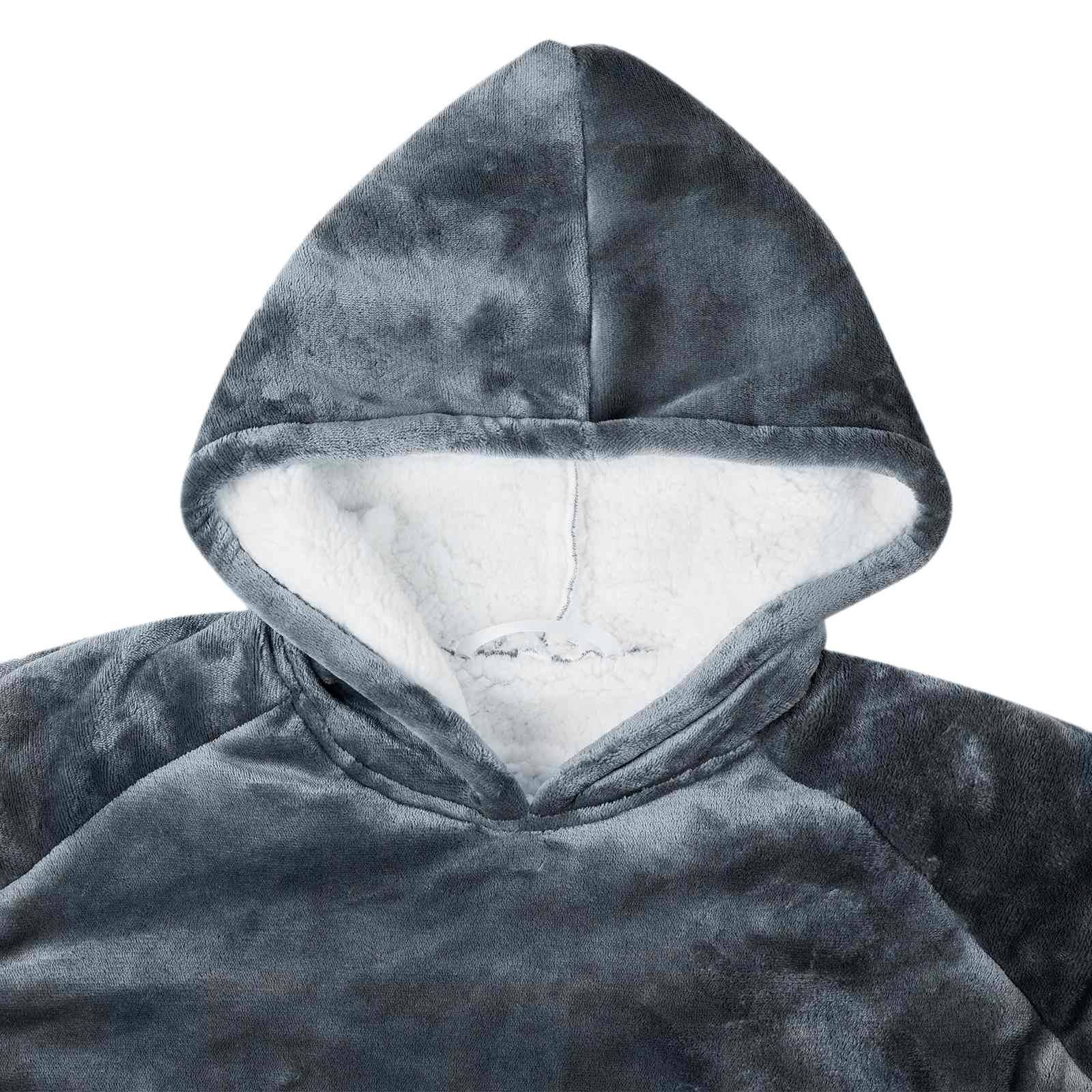 Grauer Plüsch-Kapuzenpullover mit weißem Fleece-Futter, Vorderansicht auf weißem Hintergrund gezeigt.