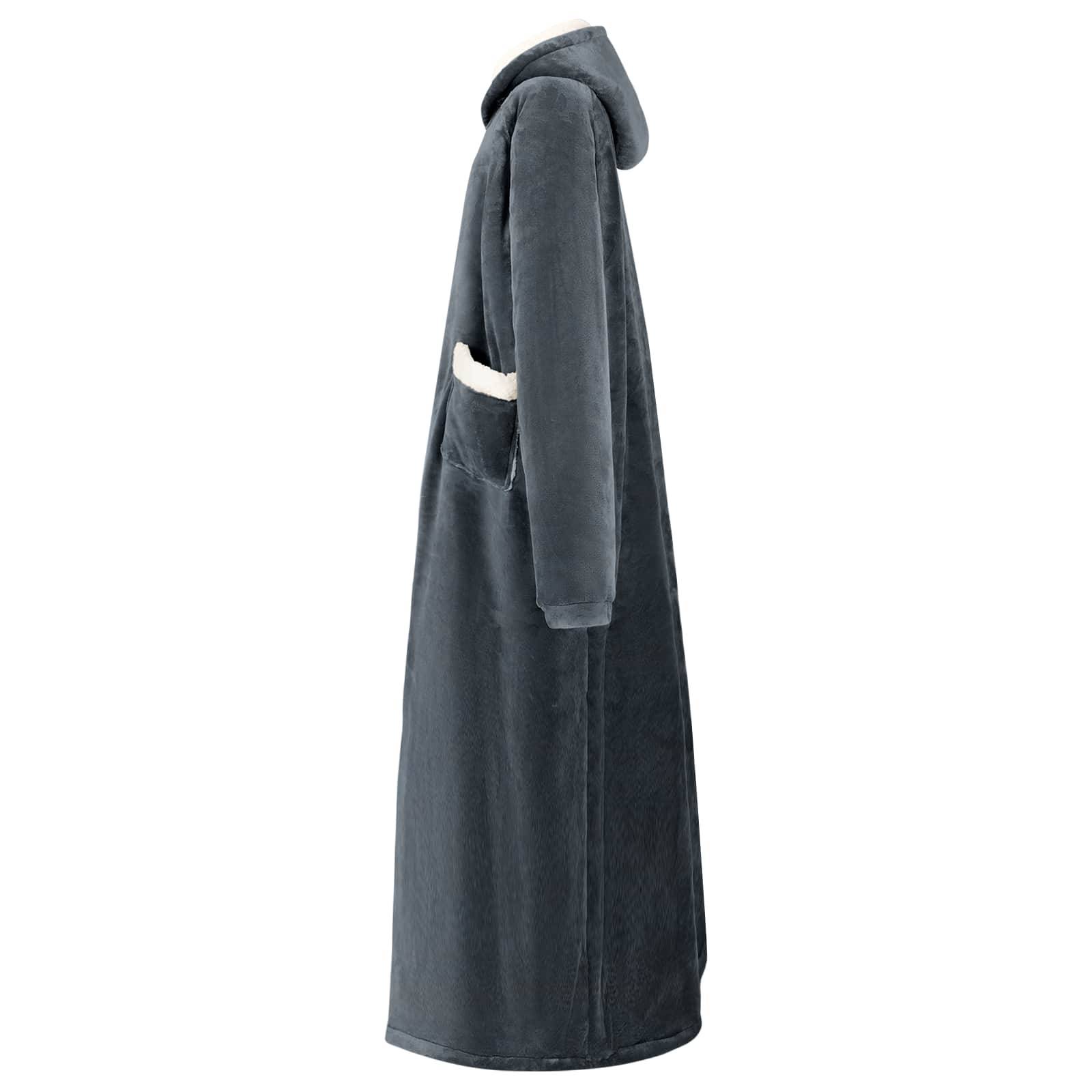 Seitenansicht eines langen dunkelgrauen Umhangs oder Mantels mit Kapuze und einer einzelnen weiß gerandeten Tasche.