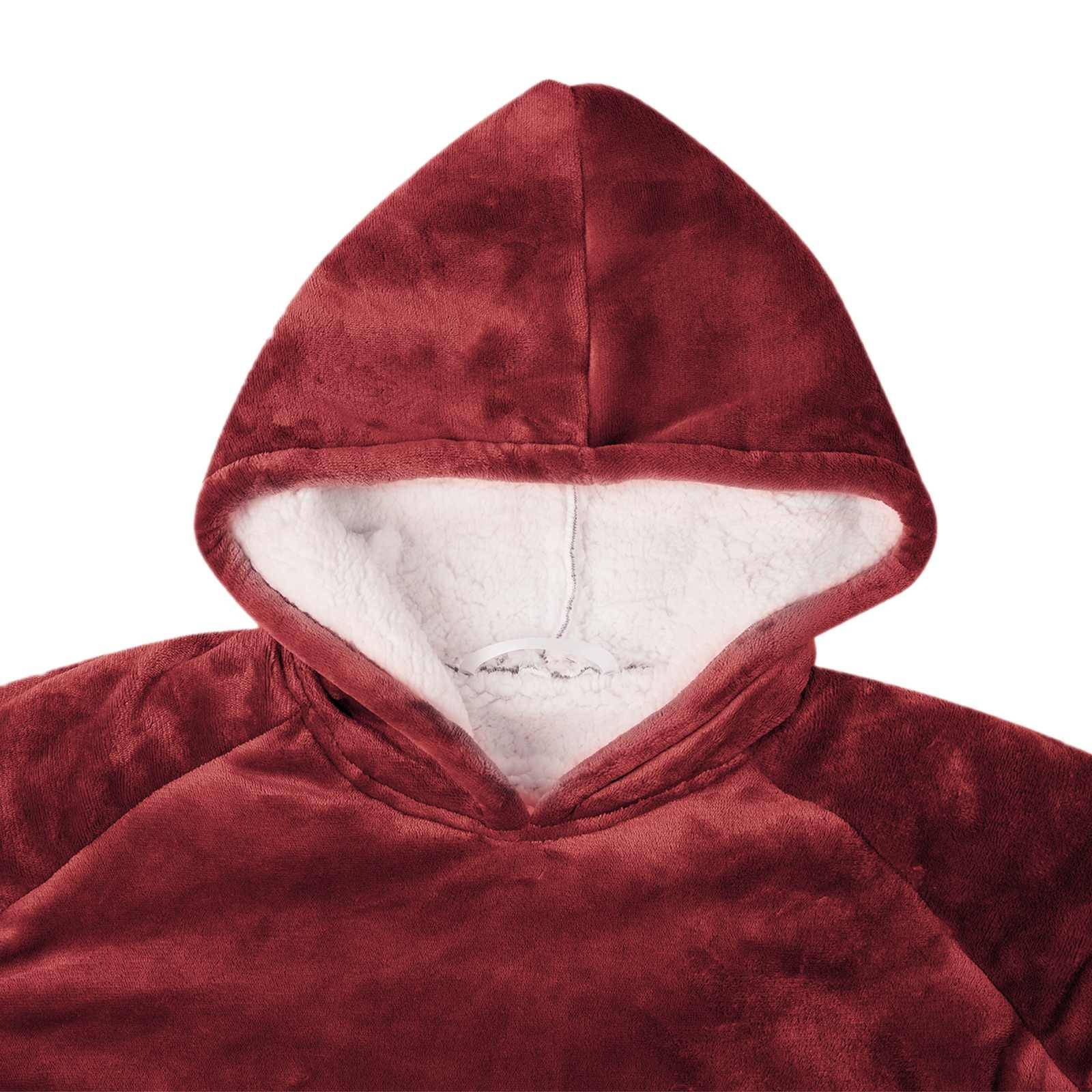 Nahaufnahme eines burgunderfarbenen Hoodies mit weiß gefütterter Kapuze auf einfachem Hintergrund.