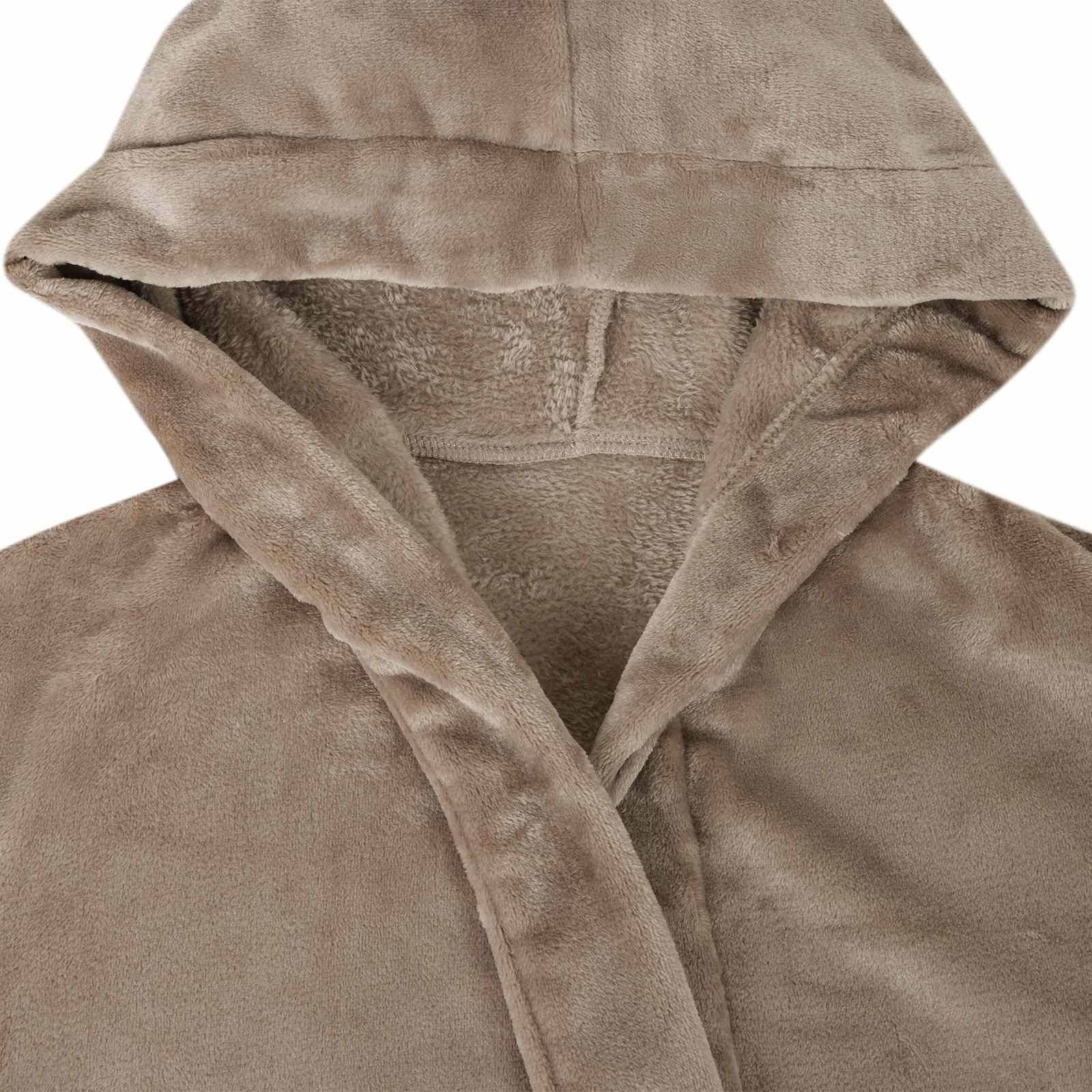 Nahaufnahme eines beigen Fleece-Bademantels oder Bademantels mit Kapuze, weichem, flauschigem Innenfutter und breiter Kapuze.