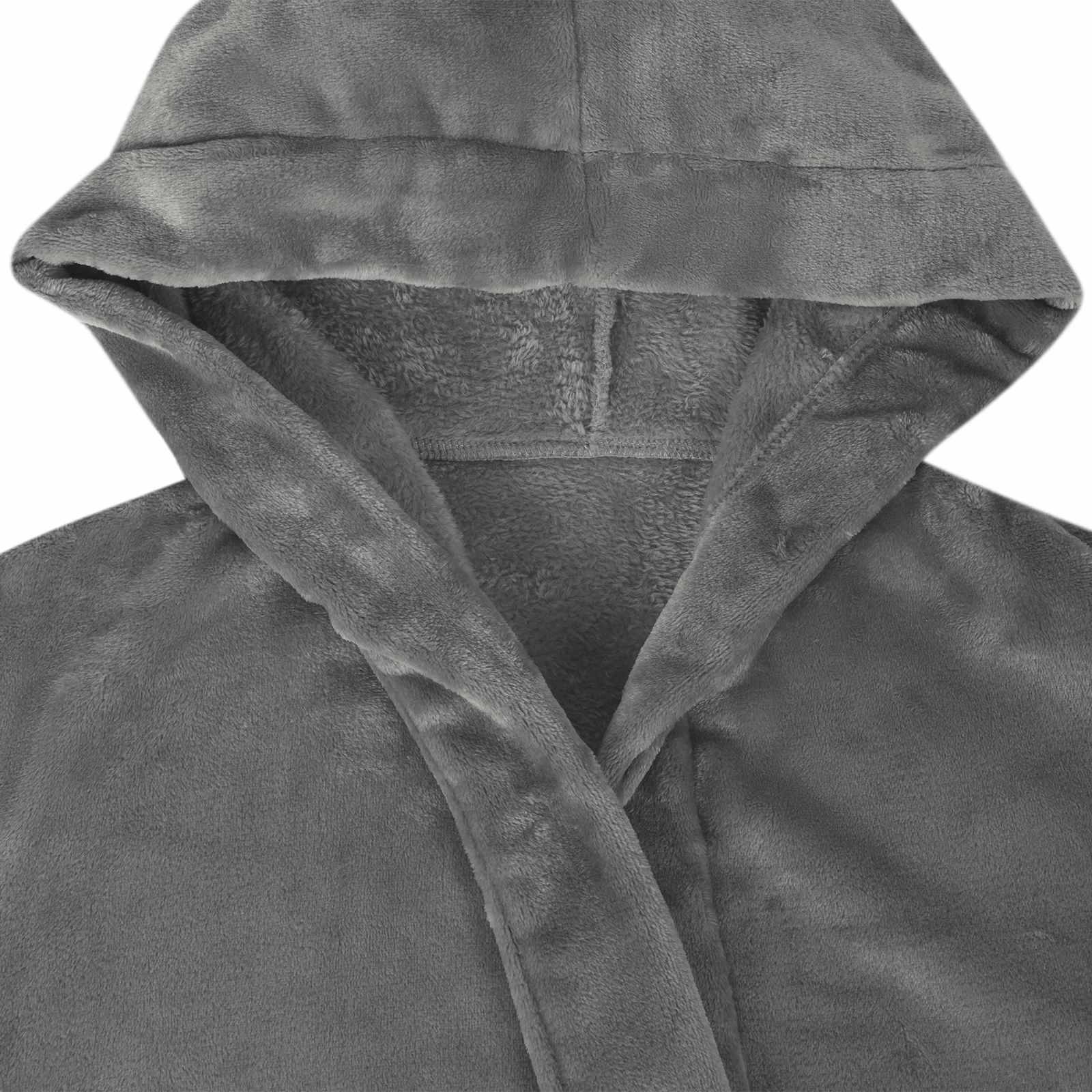Grauer Kapuzen-Fleece-Bademantel in Nahaufnahme, mit weicher, plüschiger Textur und überlappendem Vorderverschluss.