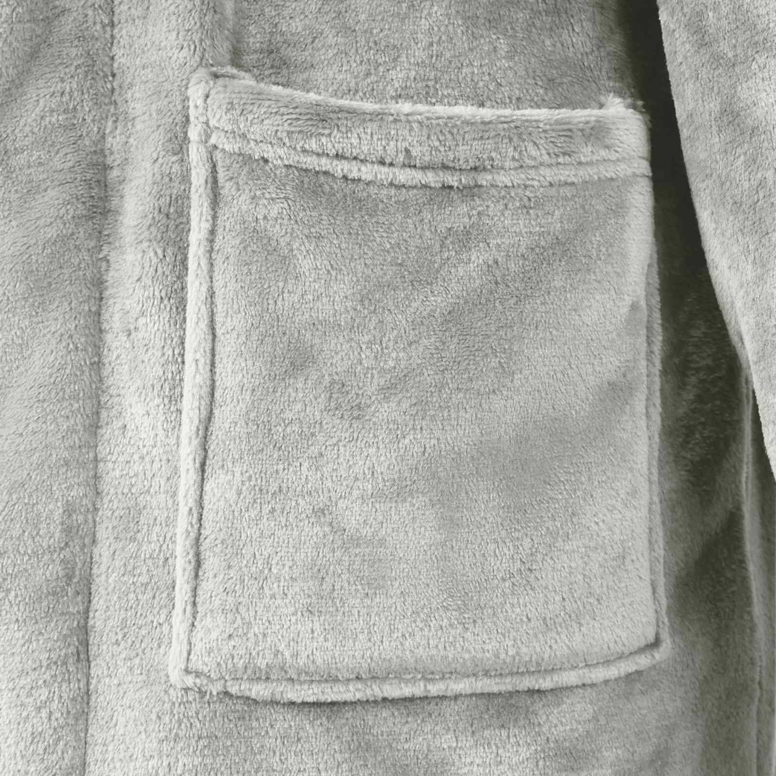 Nahaufnahme einer Tasche aus hellem grauem Plüschstoff an der Vorderseite eines Hoodies oder Bademantels.