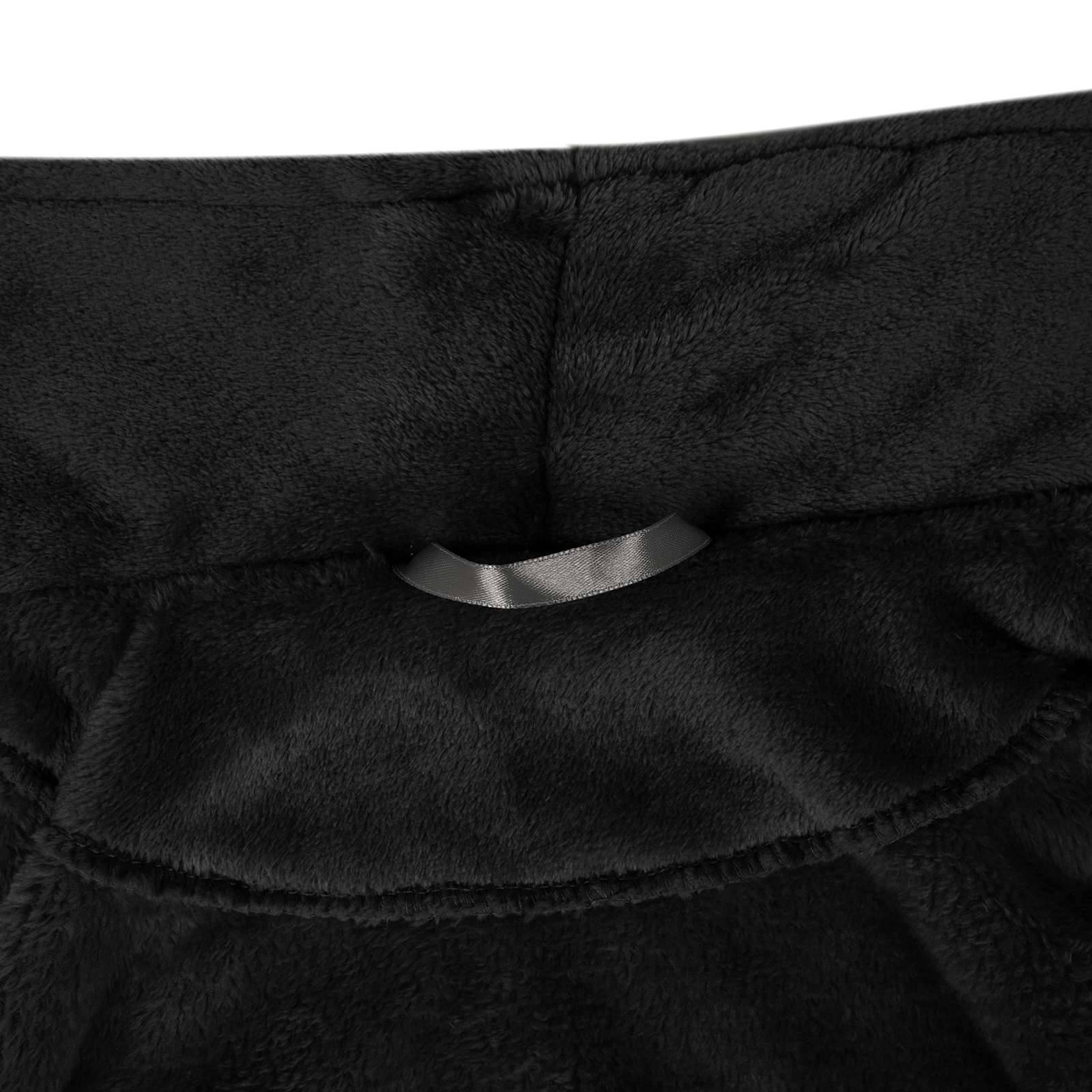 Nahaufnahme einer schwarzen Plüsch-Stoffauskleidung mit einer kleinen grauen Satinschleife, die oben in der Mitte angebracht ist.