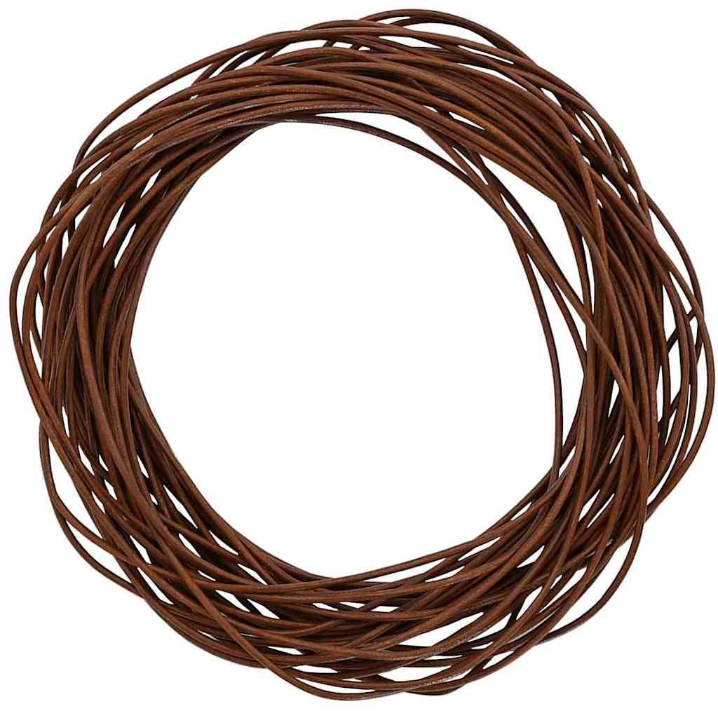 Aufgerolltes braunes Kabel oder Schnurbündel auf weißem Hintergrund.