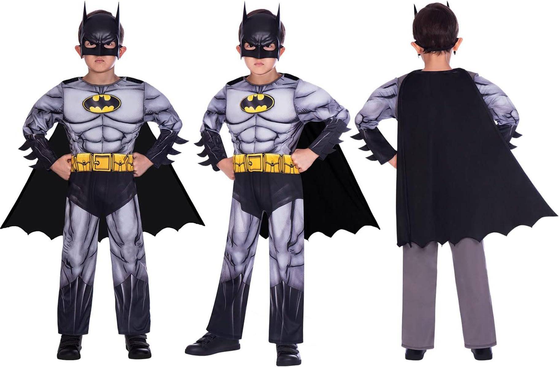 Kind in Batman-Kostüm von vorne, angewinkelt von vorne und von hinten mit Maske, bedruckter Brustpanzerung, gelbem Utility-Gürtel, Umhang und Hose.