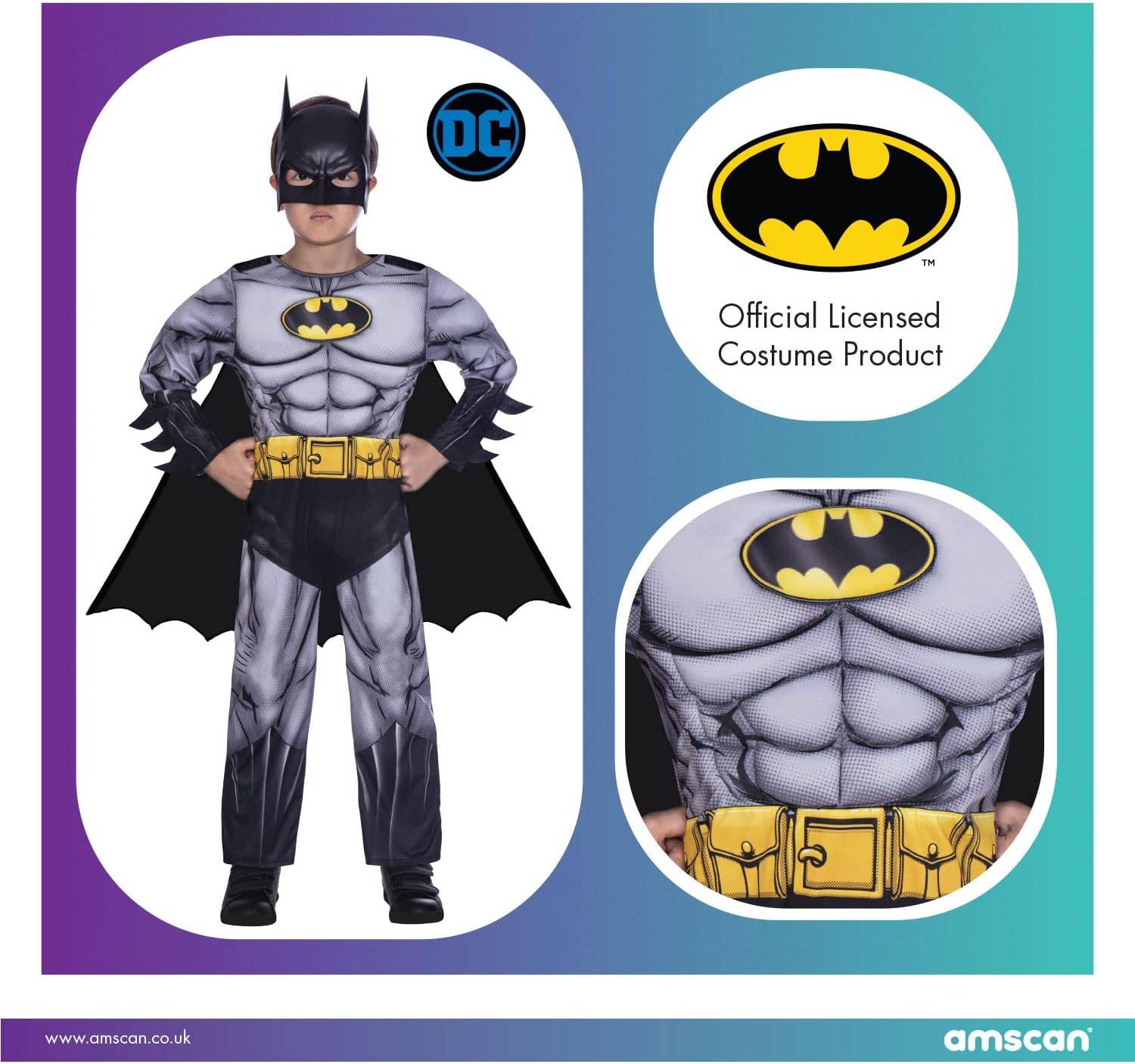 Kinderkostüm des Batmans mit einem Kind in einem grau-schwarzen Batman-Anzug mit Umhang, Maske und gelbem Utility-Gürtel, sowie offiziellem lizenzierten Kostüm-Logo und Nahaufnahme des Brustdetails.