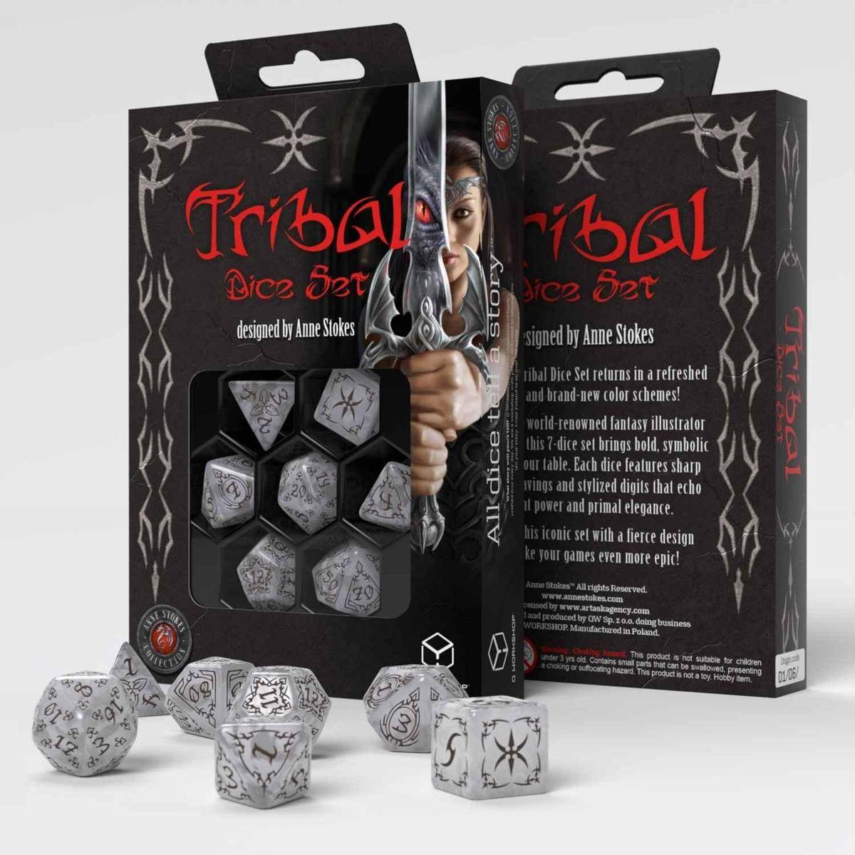 Tribal Dice Set Verpackung von Anne Stokes mit sieben grauen, runenverzierte Würfeln, die vorne und innen der Box angezeigt werden.