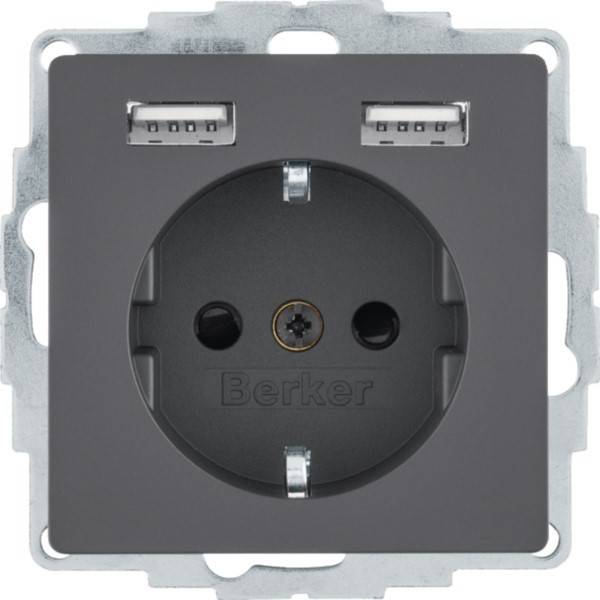 Dunkelgraue Berker Wandsteckdose mit zwei USB-Anschlüssen über einer europäischen Steckdose, Frontansicht auf einer Montageplatte gezeigt.