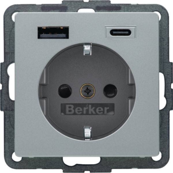 Nahaufnahme einer Berker Wandsteckdose mit USB-A und USB-C Ladeanschlüssen über der Steckdose.