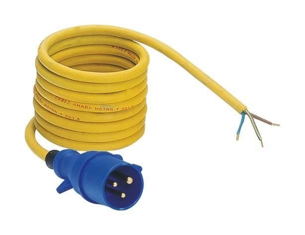 Gelbes Elektrokabel mit blauem dreipoligem Stecker und freiliegenden Drahtenden