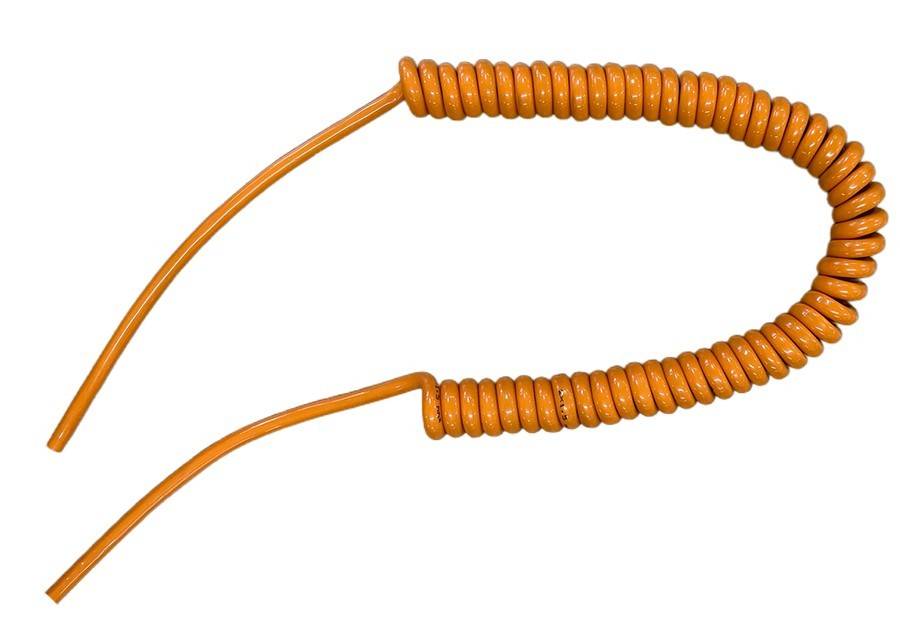 Oranges aufgewickeltes Spiralkabel mit zwei geraden Enden, isoliert auf weißem Hintergrund.