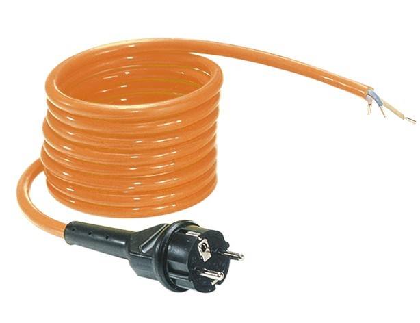 Orangefarbenes aufgerolltes Stromverlängerungskabel mit schwarzem Stecker und freigelegten Drahtenden, gezeigt auf weißem Hintergrund.