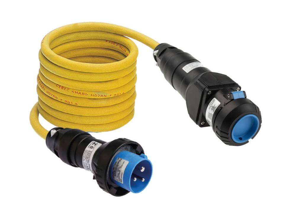 Gelbes aufgerolltes industrielles Verlängerungskabel mit blau-schwarzen Stecker- und Buchsenverbindern auf weißem Hintergrund.