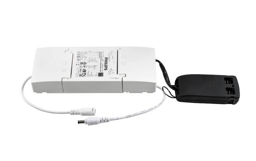 Weißes Philips elektronisches Vorschaltgerät mit angebrachten Stromkabeln und schwarzem Anschlussmodul auf weißem Hintergrund.