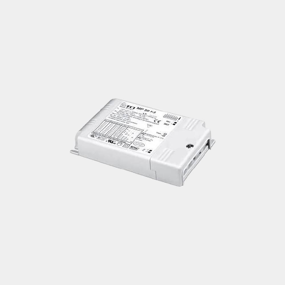 Weiße rechteckige elektronische Steuereinheit mit bedrucktem Etikett und seitlichen Befestigungslaschen, gezeigt auf einfachem Hintergrund.