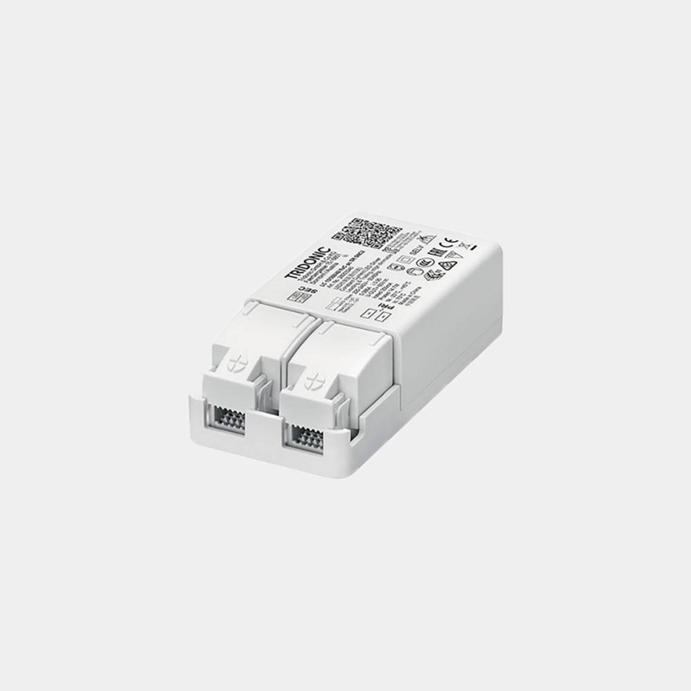 Weiße rechteckige elektronische Baugruppe mit zwei vorderen Anschlussports und gedruckten Beschriftungen auf der Oberseite, vor einem einfachen Hintergrund gezeigt.