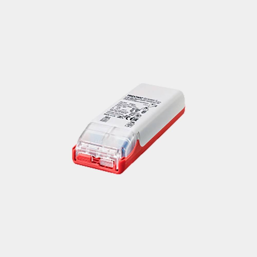 Ein rot-weißes rechteckiges elektronisches Akkupack mit transparentem Kunststoffsteckerende, gezeigt auf einem einfachen hellen Hintergrund.