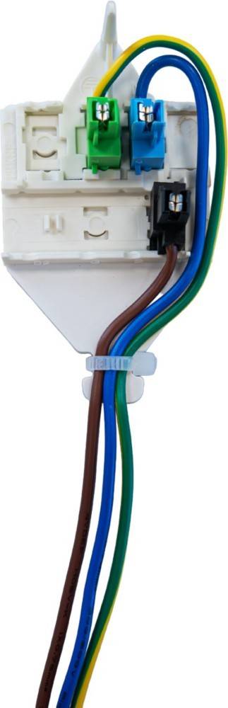 Farbcodierter Stromverbindungsstecker mit grünen, blauen, schwarzen, braunen und gelb-grünen Drähten, die an eine weiße Klemmenleiste angeschlossen sind.