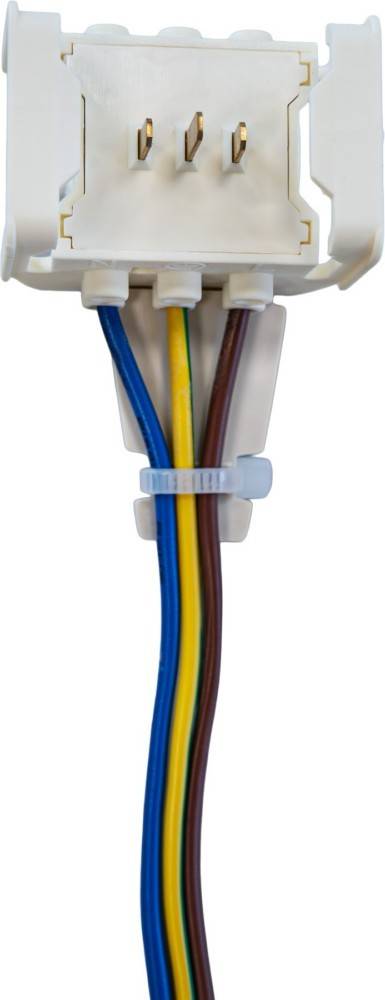 Weißer Elektrostecker mit vier farbigen Drähten—blau, gelb, braun und schwarz—die darunter befestigt sind.