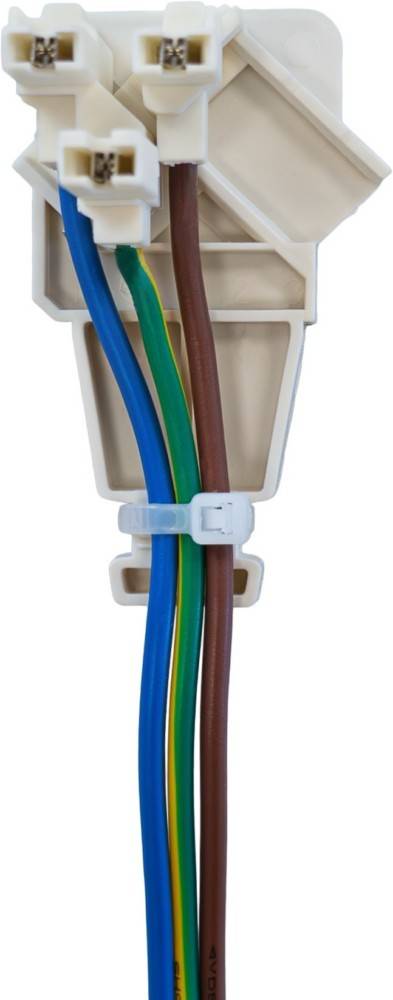 Nahaufnahme eines weißen Elektrosteckers mit vier farbcodierten Drähten – blau, gelb/grün, braun und schwarz – die durch das Gehäuse geführt sind.