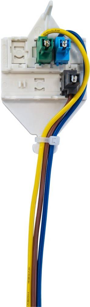 Nahaufnahme eines verdrahteten Elektrosteckerblockes mit angeschlossenen blauen, grünen, gelben und schwarzen Kabeln.