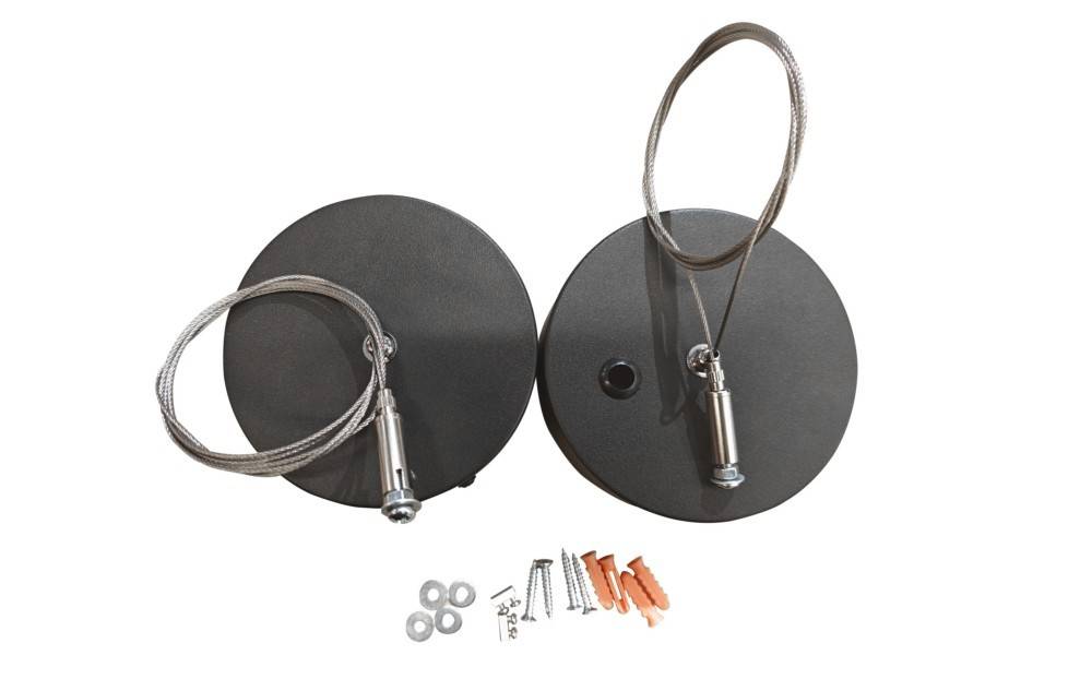 Zwei runde schwarze Montageplatte mit angebrachten Kabelschleifen und Hardwarekit darunter, wahrscheinlich ein Aufhängesystem für eine Hängeleuchte oder ein Schild.