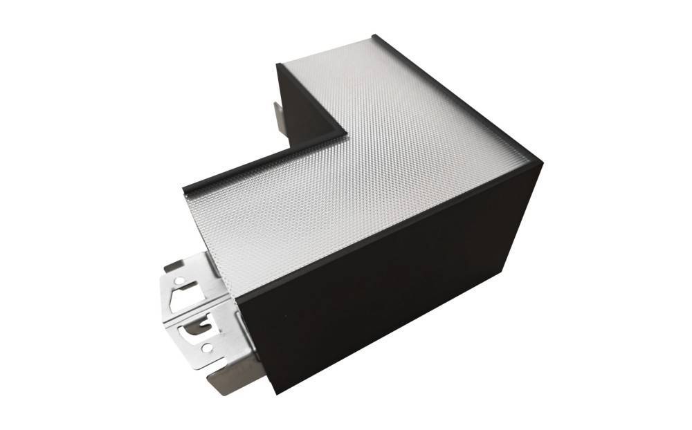 Nahaufnahme einer schwarzen rechteckigen elektronischen Komponente mit silberner Oberseite und Metallverbindungslaschen, dargestellt auf weißem Hintergrund.