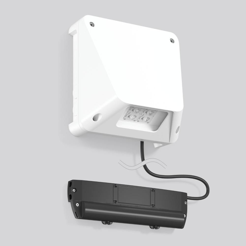 Weiße wandmontierte Außenleuchte mit Sensor über einer schwarzen Stromversorgung oder Batteriebox, verbunden durch ein Kabel.