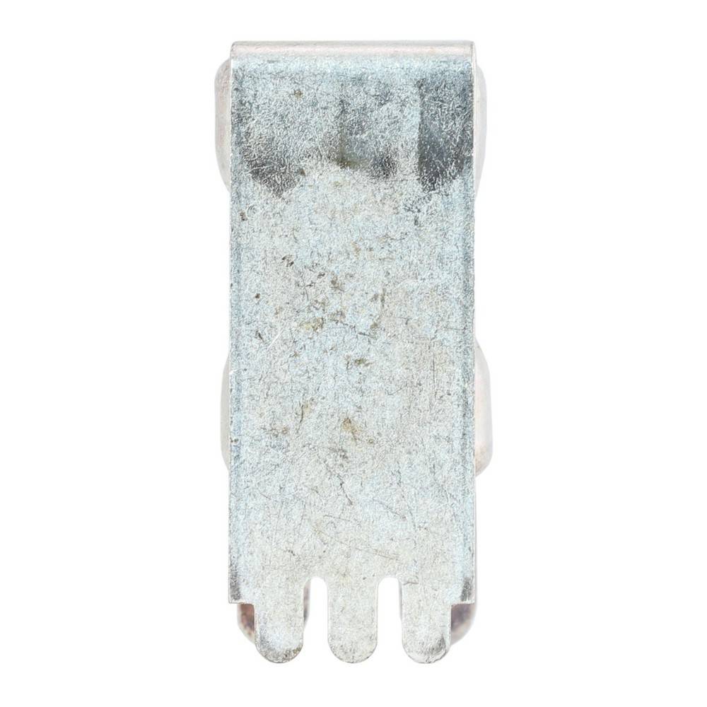 Nahaufnahme eines kleinen, abgenutzten Metallclips oder Steckers mit drei Zinken auf weißem Hintergrund.