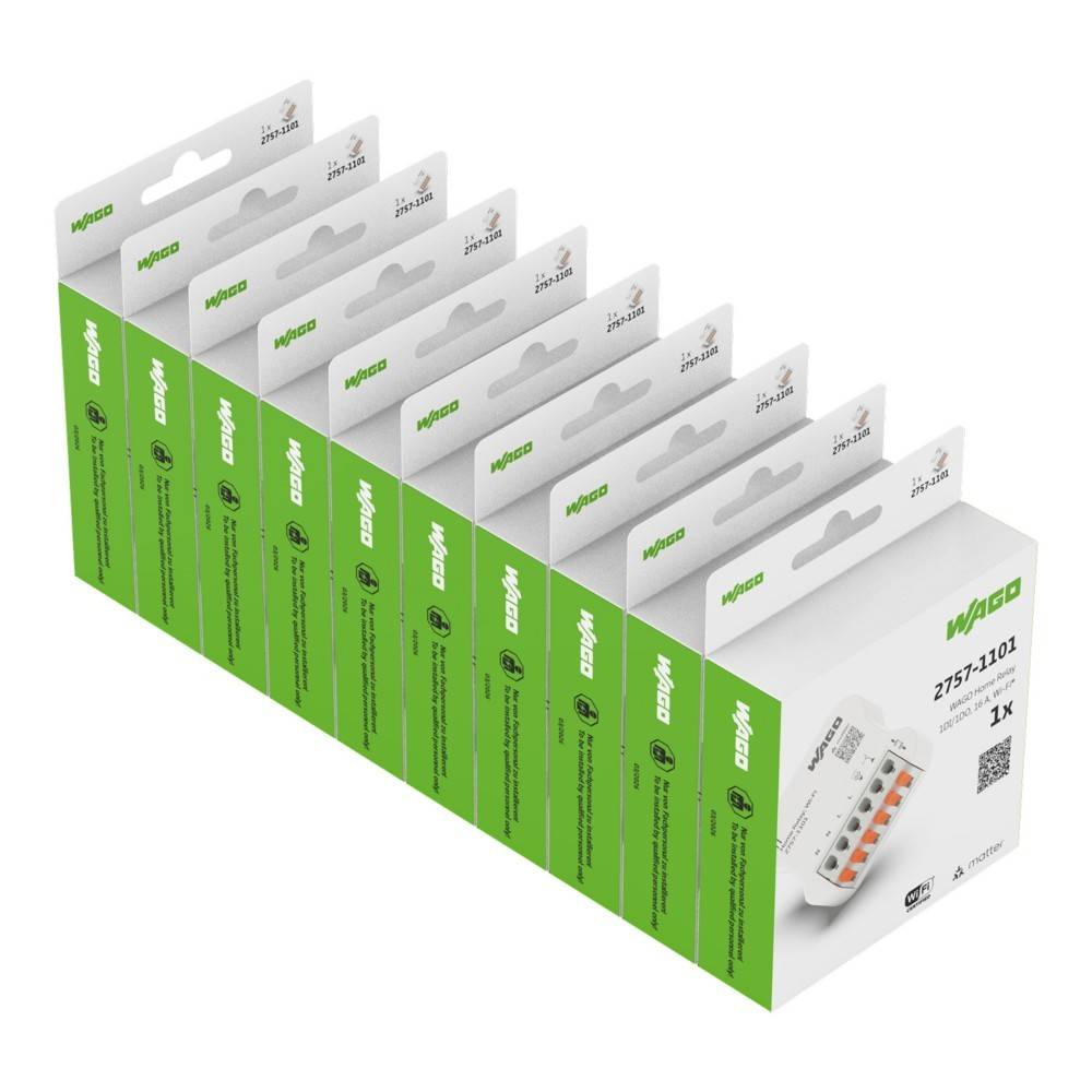 Stapel von WAGO-Elektrosteckverbinder-Paketboxen, weiß und grün, in einer angewinkelten Produktlinie auf weißem Hintergrund dargestellt.