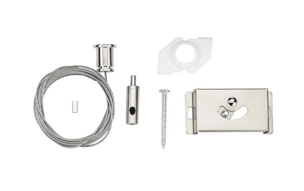 Hardware-Montageset mit Drahtschlaufe, Schraube, Metallklammern und Kunststoffanker auf weißem Hintergrund.