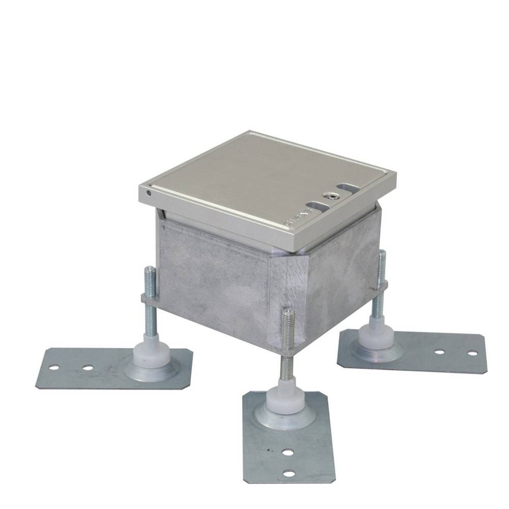 Metallische elektrische Bodendose mit quadratischem abnehmbarem Deckel und drei Befestigungsfüßen/Ankern für die Betoninstallation.