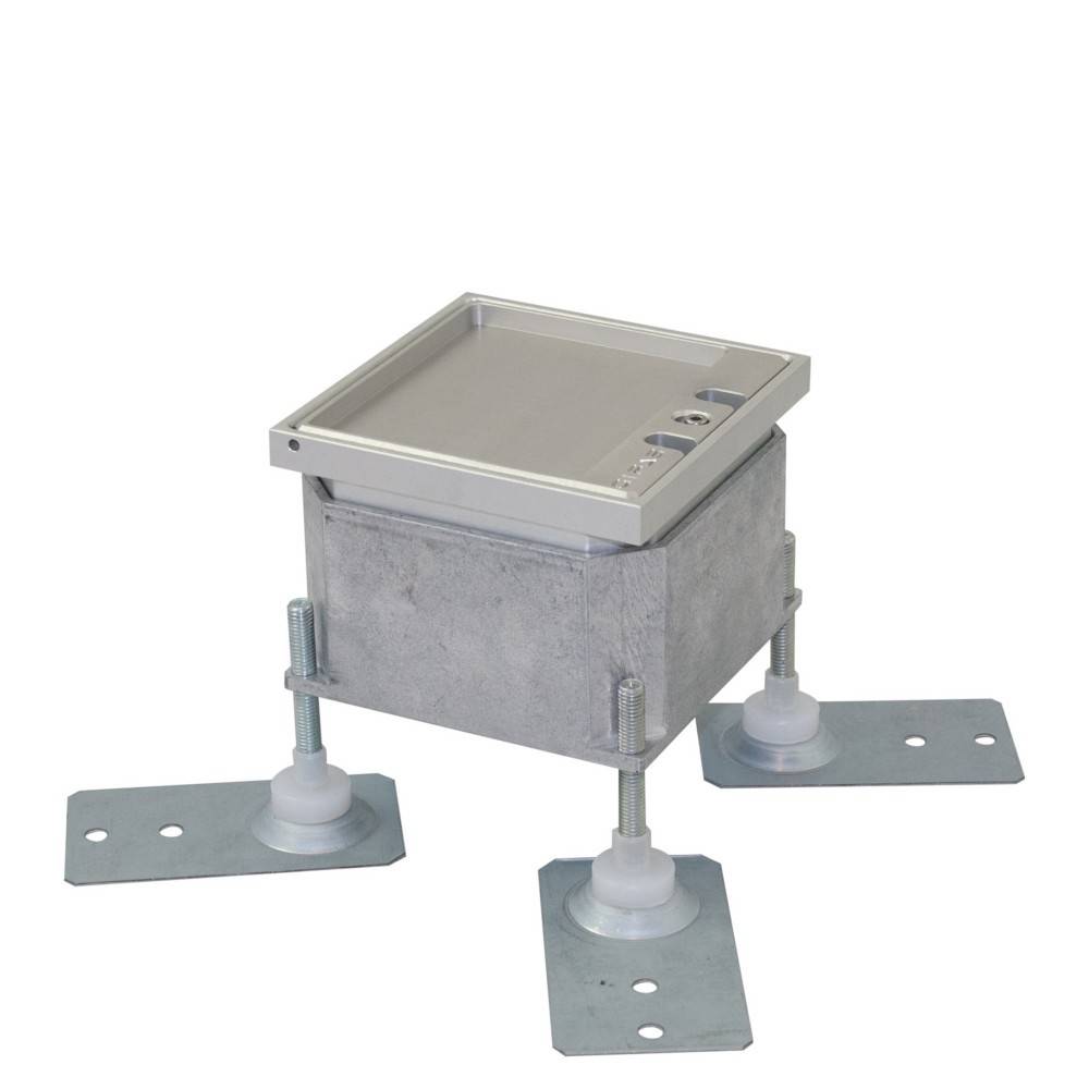 Verstellbare Metallbodeneinlassbox mit erhobener Abdeckung, gestützt durch drei Montagefüße und Nivellierungsposten.