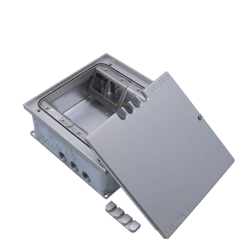 Offene Edelstahl-Bodendose mit Elektroauslass, Scharnierdeckel und versenkten Steckdosen.
