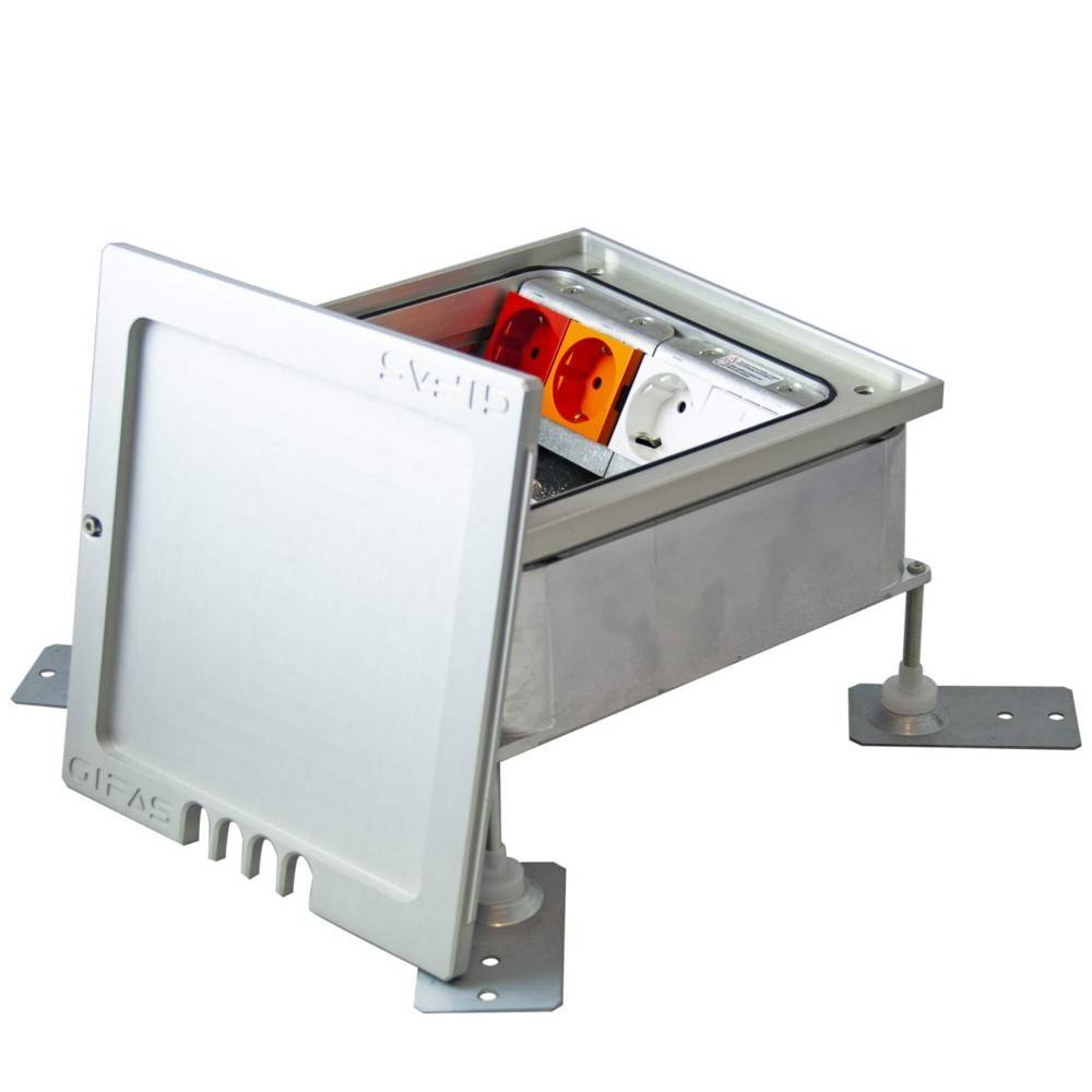 Offene Edelstahlbodenbox mit aufklappbarem Deckel, der elektrische Steckdosen und Buchsen für Stromverbindungen freilegt.