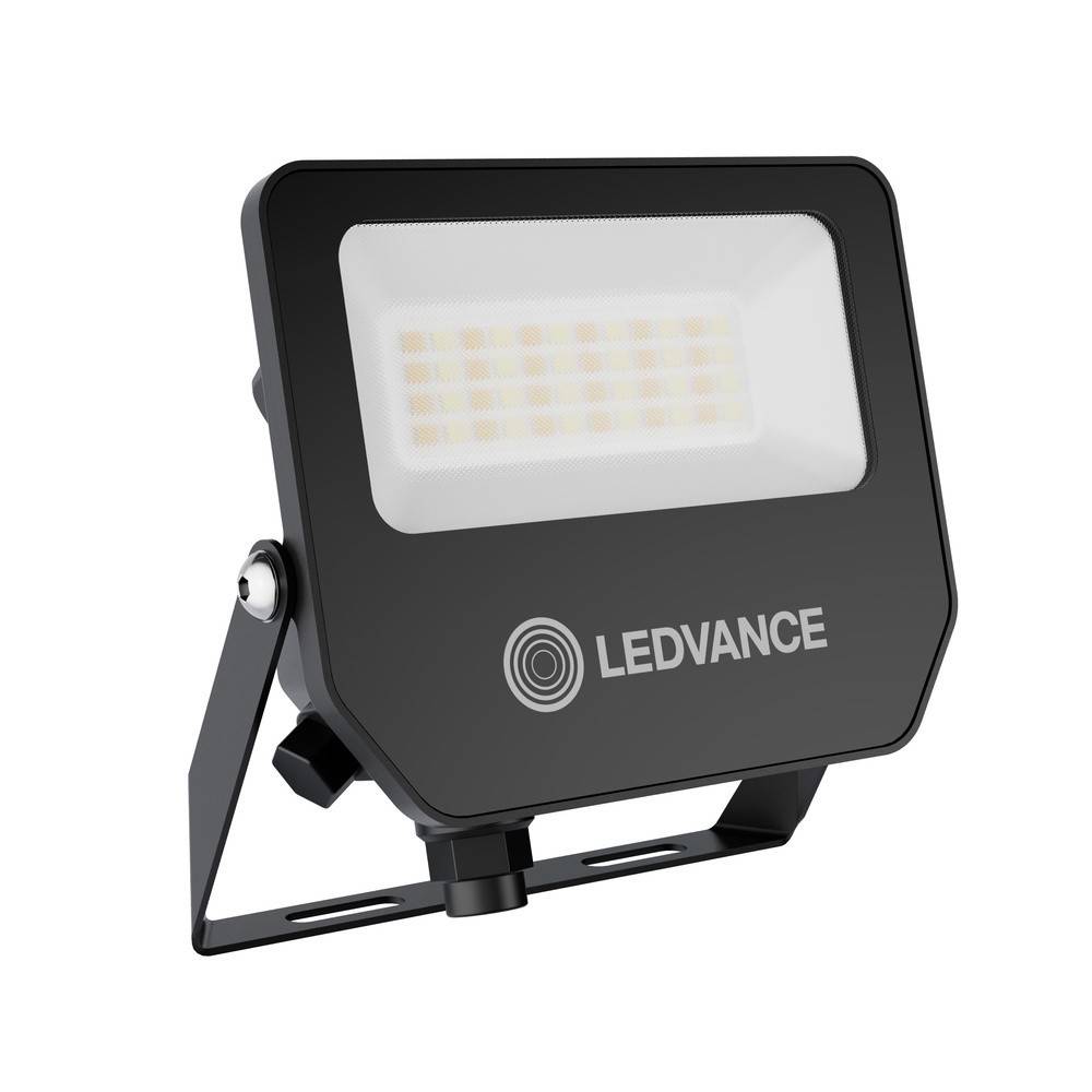 Schwarze LEDVANCE LED-Flutlichtleuchte mit verstellbarer Montageklammer auf weißem Hintergrund.