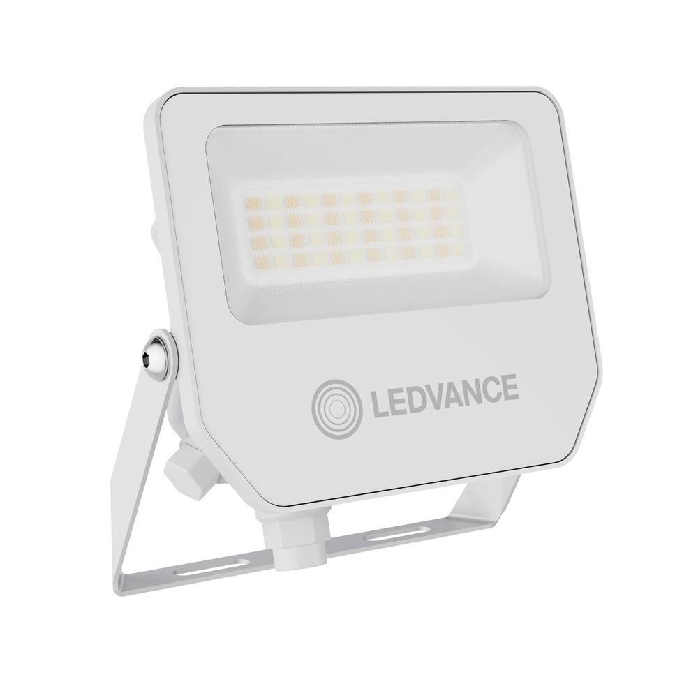 Weiße LEDVANCE Außen-LED-Flutlichtleuchte mit verstellbarer Montageklammer auf weißem Hintergrund.