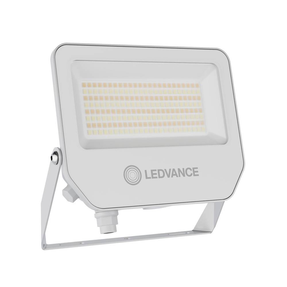 Weiße LEDVANCE LED-Flutlichtleuchte auf einem verstellbaren Metallhalter mit Stromkabelstecker