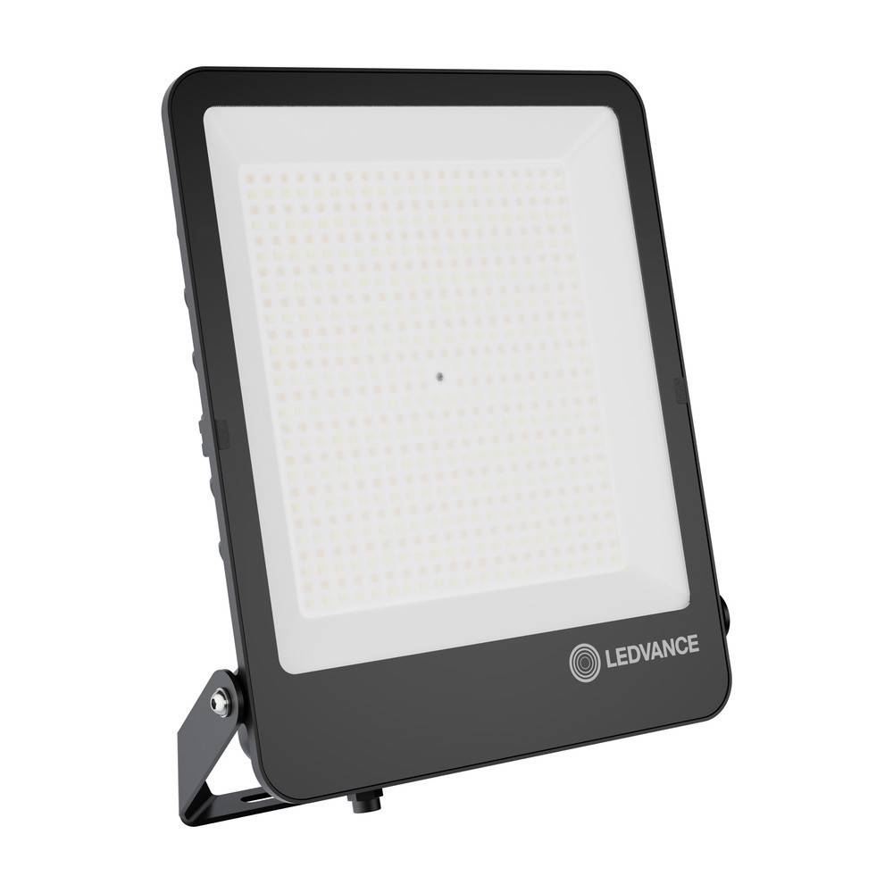 Schwarze LEDVANCE LED-Flutlichter mit verstellbarer Halterung auf weißem Hintergrund.