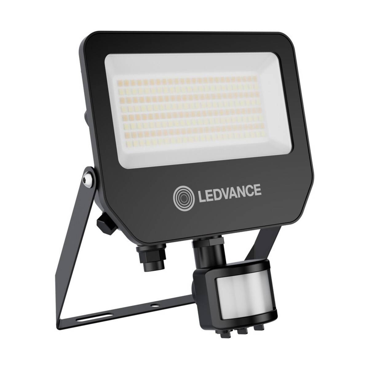 Schwarze LEDVANCE LED-Flutlichtleuchte mit verstellbarer Halterung und Bewegungsmelder auf weißem Hintergrund.