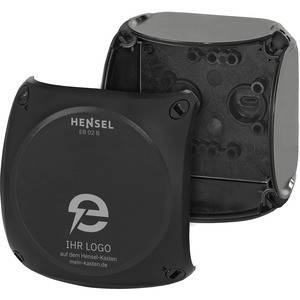 Schwarze Hensel-Elektroverteilerdose mit abnehmbarer Frontabdeckung, geöffnet dargestellt, um den Innenraum für die Verkabelung und die Befestigungspunkte zu zeigen.