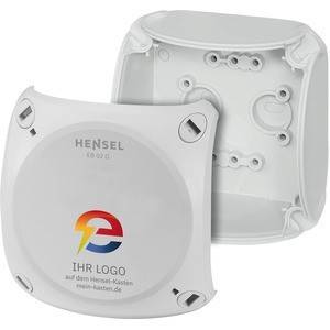 Weiße Hensel-Elektroverteilerdose mit abnehmbarem Frontdeckel, dargestellt im offenen Zustand, um die inneren Befestigungspunkte zu zeigen.
