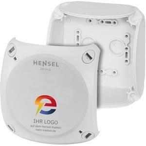 Weiße Hensel-Elektroverteilerdose mit abnehmbarem Deckel, von vorne und hinten gezeigt, mit aufgedrucktem Logo und Beschriftungsbereich.