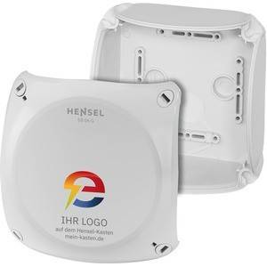Weiße Hensel-Elektrikverteilerdosenabdeckung, offen dargestellt, mit Montagebasis dahinter, zeigt ein Beispiellogo und den Druck „IHR LOGO