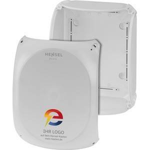 Weiße Kunststoff-Elektroverteilung von Hensel mit einem Logo auf der Vorderseite, dargestellt mit der geöffneten Rückabdeckung dahinter.