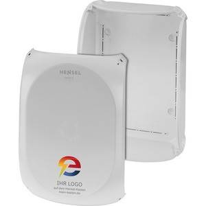 Weißes kunststoffgehäuse für elektrische anlagen mit frontseitigem logo und dem wort 'HENSEL', dargestellt mit dem hinteren gehäuse dahinter vor einem einfachen hintergrund.
