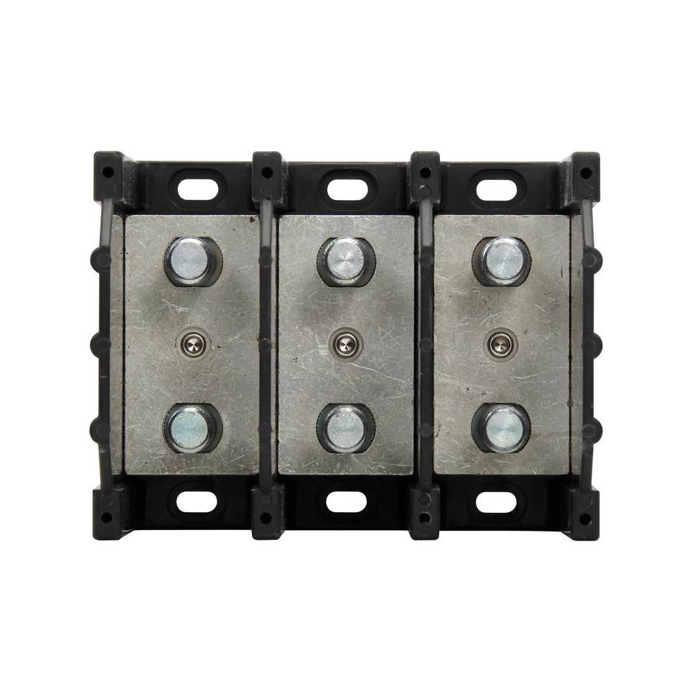 Dreipoliger Metall-Elektrostecker oder Sicherungsblock mit schwarzem Kunststoffrahmen und sechs sichtbaren Schraubklemmen auf weißem Hintergrund
