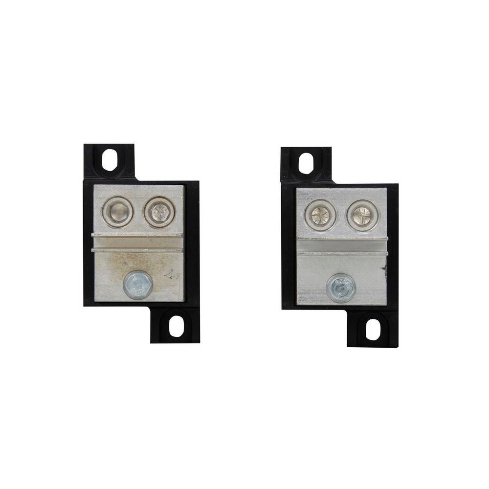 Zwei identische schwarze Metall-Elektroklemmen nebeneinander auf weißem Hintergrund dargestellt.